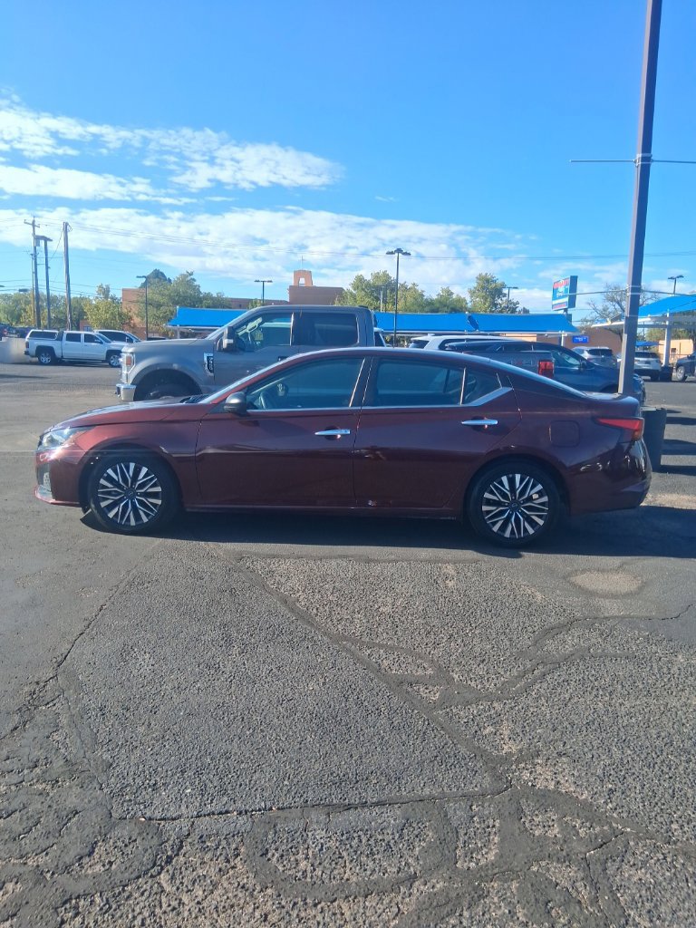 Used 2025 Nissan Altima 2.5 SV FWD image 2