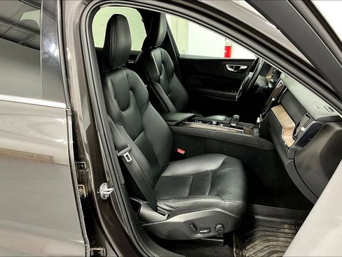 Used 2022 Volvo XC60 B5 Momentum w/ Advanced Package image 10