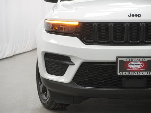 Used 2023 Jeep Grand Cherokee Altitude image 6