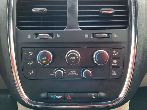 Used 2017 Dodge Grand Caravan SE FWD image 32