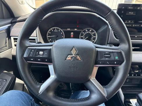 Used 2025 Mitsubishi Outlander AWD image 17