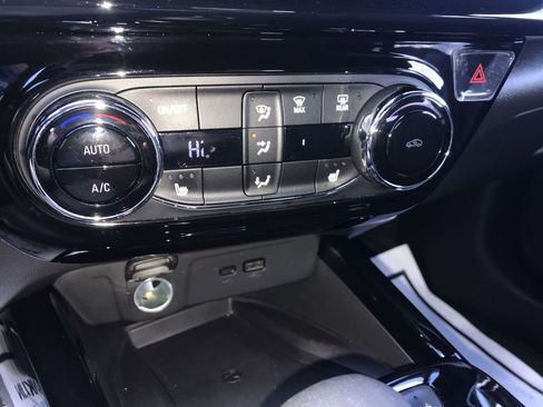 Used 2025 Chevrolet Trax RS w/ Sunroof Package image 18