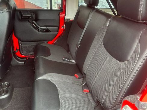 Used 2017 Jeep Wrangler Unlimited Sahara AWD/4WD image 16
