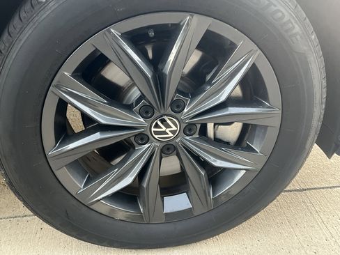 Certified 2024 Volkswagen Tiguan SE w/ Panoramic Sunroof Package image 12