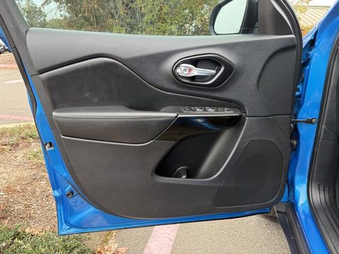 Used 2023 Jeep Cherokee Altitude Lux w/ Mopar Interior Package image 11