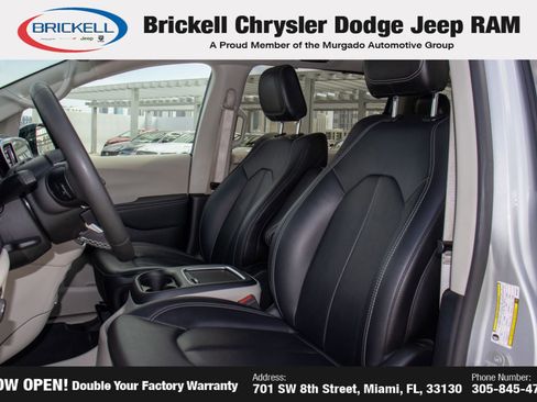Used 2024 Chrysler Pacifica Touring-L FWD image 16