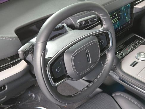 New 2026 Lincoln Navigator Premiere AWD/4WD image 23