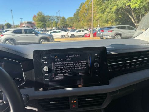 Used 2025 Volkswagen Jetta SE image 21