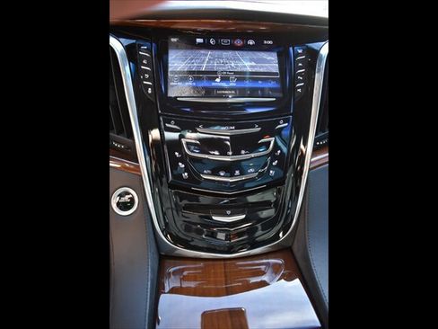 Used 2017 Cadillac Escalade Luxury image 12