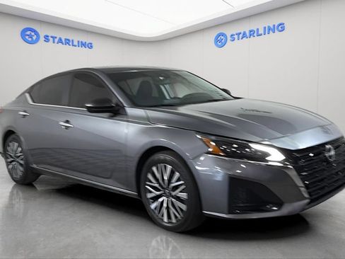 Used 2024 Nissan Altima 2.5 SV FWD image 13