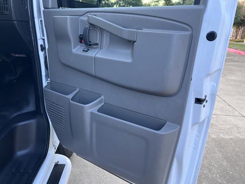Used 2019 GMC Savana 2500 w/ Driver Convenience Package image 9