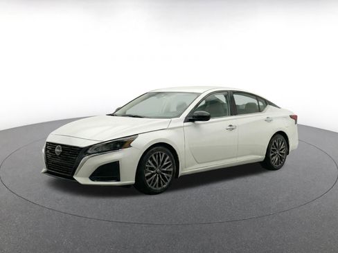Used 2025 Nissan Altima 2.5 SV FWD image 3