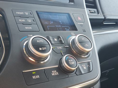 Certified 2016 Toyota Sienna SE FWD image 32