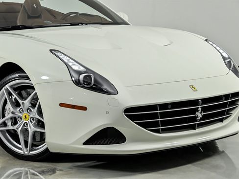 Used 2017 Ferrari California T RWD image 2