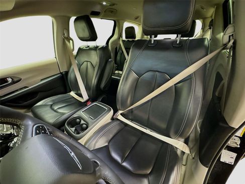 Used 2023 Chrysler Pacifica Touring-L image 20
