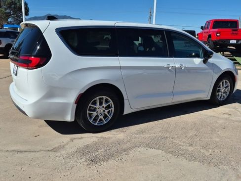 Certified 2024 Chrysler Pacifica Touring-L image 5