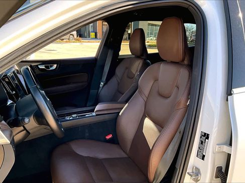 Used 2021 Volvo XC60 T5 Momentum image 7