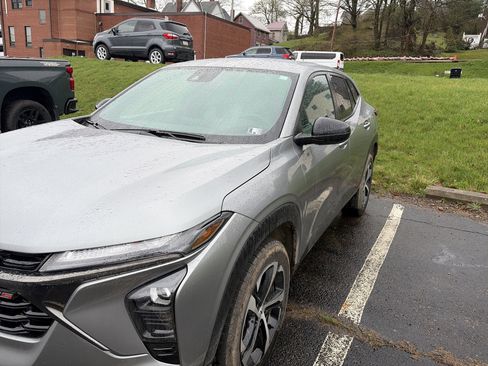 Certified 2024 Chevrolet Trax RS image 2