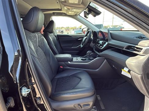 Used 2024 Toyota Highlander XLE image 35