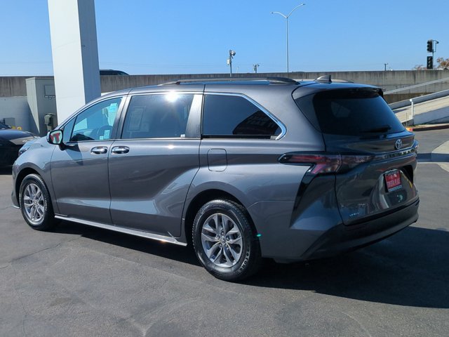 Used 2025 Toyota Sienna XLE FWD image 11