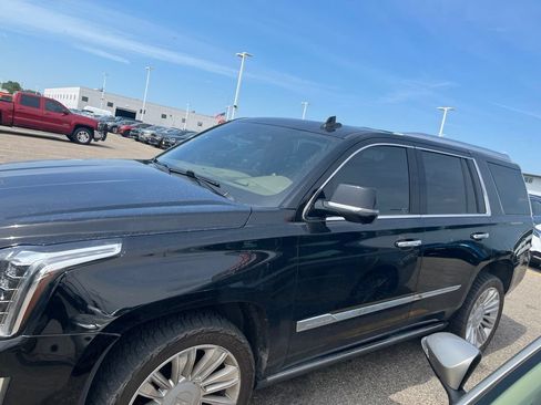 Used 2020 Cadillac Escalade Platinum AWD/4WD image 4