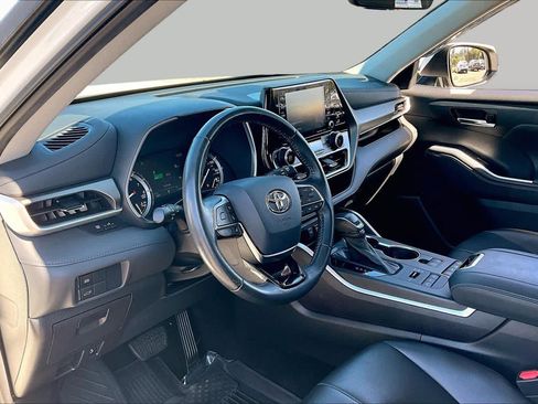 Used 2021 Toyota Highlander XLE AWD/4WD image 17
