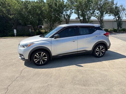 Used 2019 Nissan Kicks SR w/ SR Premium Package FWD image 6