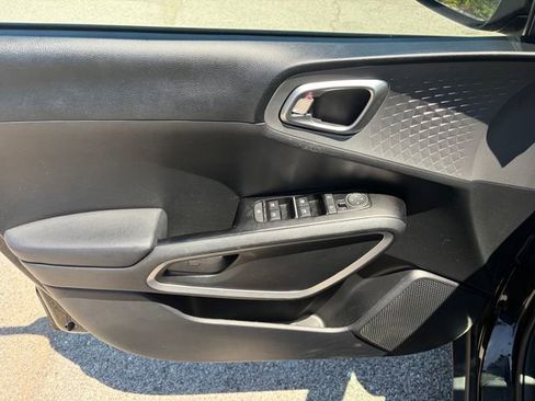 Used 2023 Kia Soul S FWD image 19