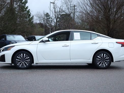 Used 2024 Nissan Altima 2.5 SV w/ SV Premium Package AWD/4WD image 3