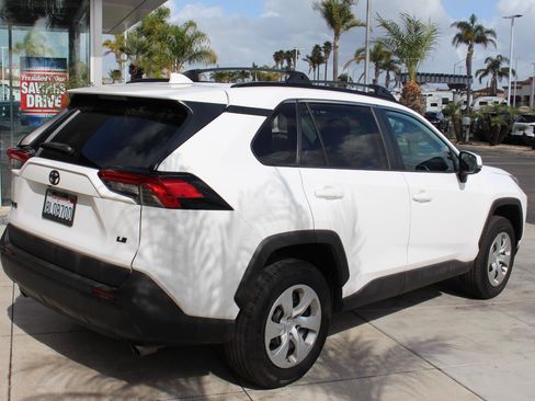 Used 2019 Toyota RAV4 LE w/ Carpet Mat Package image 9