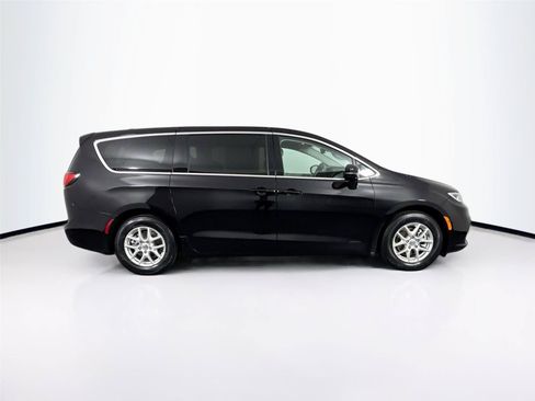 Used 2024 Chrysler Pacifica Touring-L FWD image 10