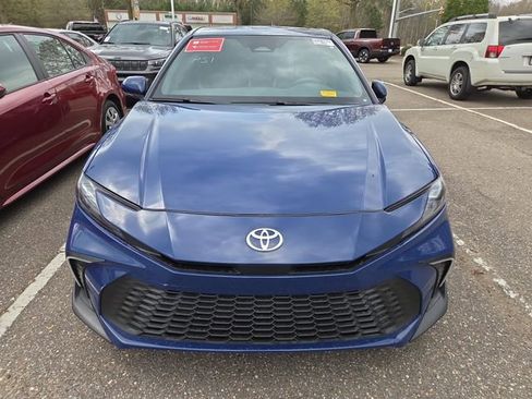 Used 2025 Toyota Camry SE w/ Convenience Package image 8