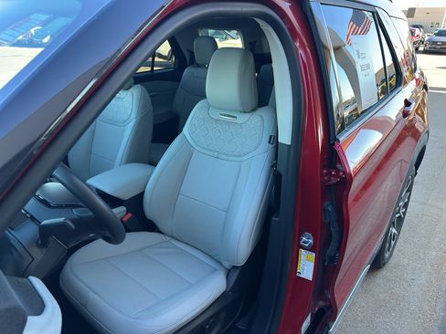 Used 2025 Ford Explorer Platinum w/ Ultimate Package image 28