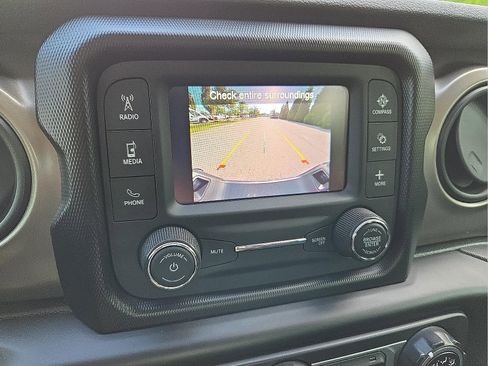 Used 2020 Jeep Gladiator Sport image 17