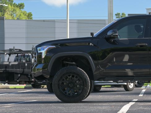 Used 2022 Toyota Tundra SR5 w/ SR5 Convenience Package AWD/4WD image 5