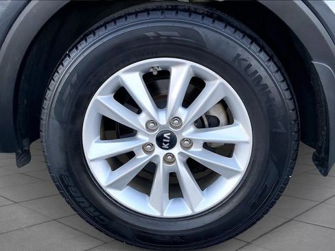 Used 2019 Kia Sorento LX image 11