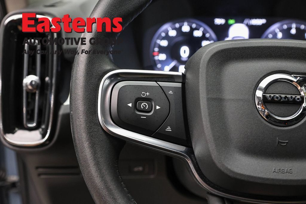 Used 2021 Volvo XC40 T4 Momentum FWD image 16
