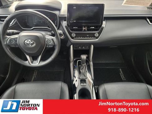 Used 2023 Toyota Corolla Cross XLE image 28