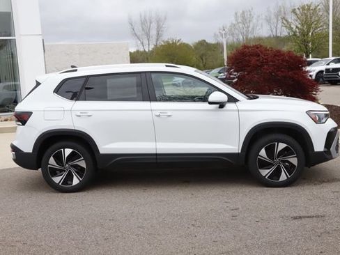 Used 2025 Volkswagen Taos SE AWD/4WD image 2
