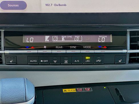 Used 2025 Toyota Sienna XLE w/ XLE Plus Package image 9