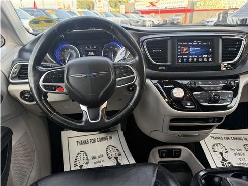 Used 2019 Chrysler Pacifica Touring-L image 39