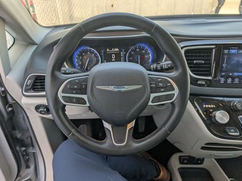 Used 2017 Chrysler Pacifica Touring-L FWD image 9