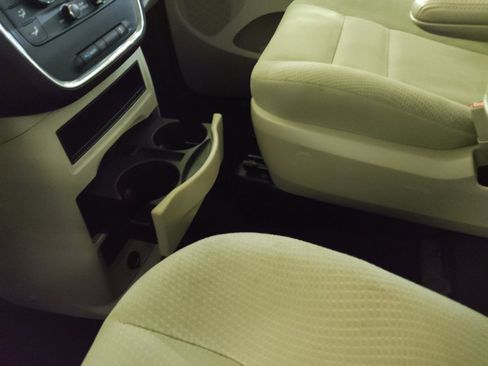 Used 2017 Dodge Grand Caravan SE FWD image 26