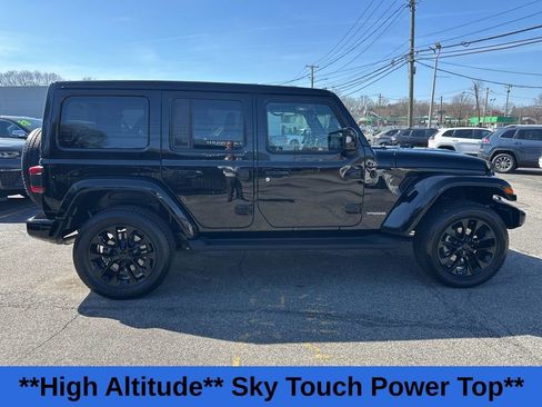 Used 2022 Jeep Wrangler Unlimited Sahara image 4