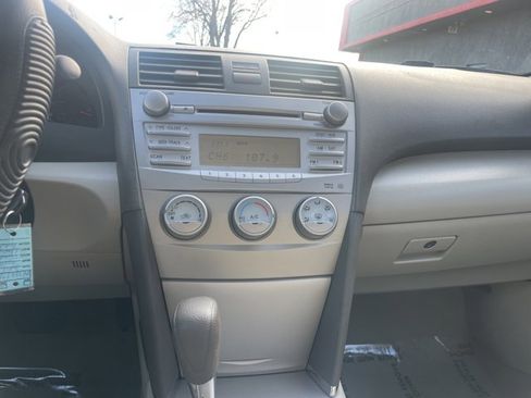 Used 2011 Toyota Camry LE FWD image 17