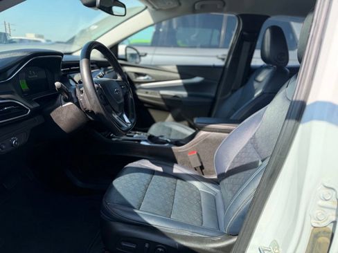 Used 2022 Chevrolet Bolt EUV LT w/ Convenience Package FWD image 4