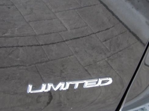 Used 2018 Chrysler Pacifica Limited w/ Tire & Wheel Group image 9