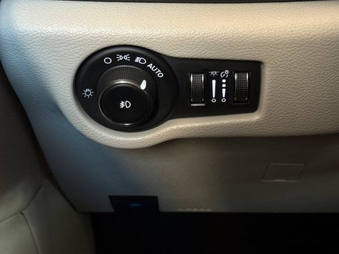 Used 2023 Chrysler Pacifica Touring-L FWD image 36
