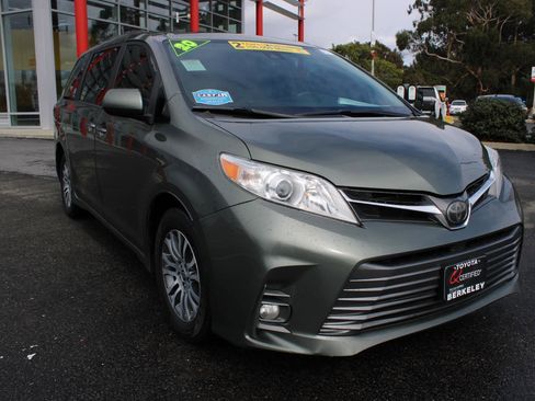 Used 2020 Toyota Sienna XLE w/ XLE Navigation Package image 1