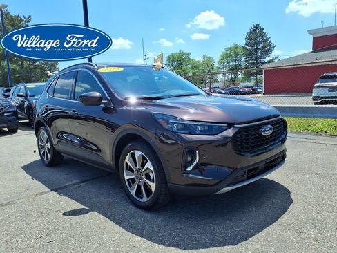 Used 2023 Ford Escape Platinum AWD/4WD image 3